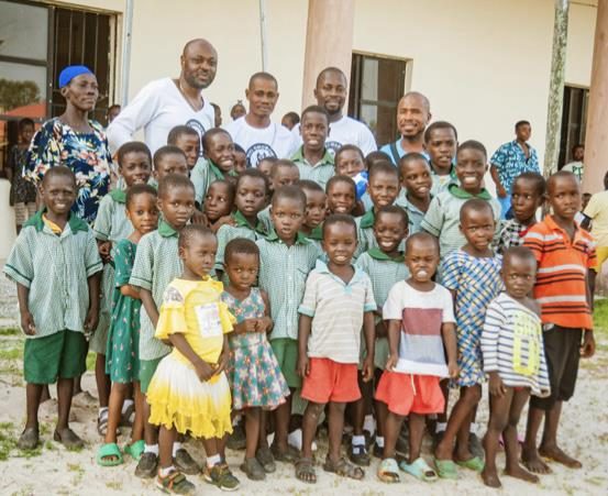 The Roli Mabo team with primary school students in the Niger Delta