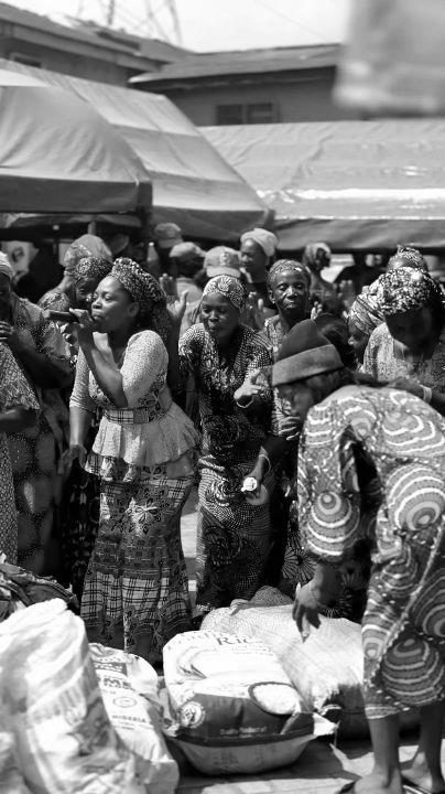 Crowd receiving food palliative distribution